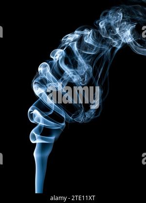 Motifs de fumée photographiés avec flash haute vitesse sur fond noir Banque D'Images