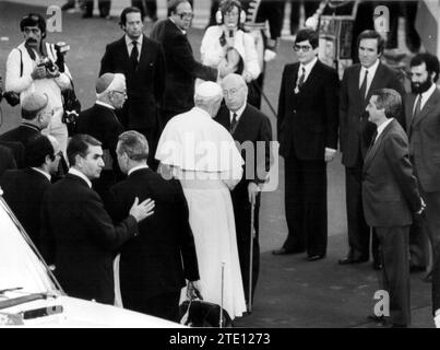 Madrid, 10/31/1982. Jean-Paul II en Espagne. À l'image, Enrique Tierno Galván, maire de Madrid, l'accueille sur la Plaza de Gregorio Marañón. Crédit : Album / Archivo ABC / Ángel Carchenilla Banque D'Images