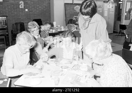 Les femmes de campagne fabriquent des objets à partir de Dough, Hobby, Women, 13-11-1984, Whizgle News from the Past, taillés sur mesure pour l’avenir. Explorez les récits historiques, l'image de l'agence néerlandaise avec une perspective moderne, comblant le fossé entre les événements d'hier et les perspectives de demain. Un voyage intemporel façonnant les histoires qui façonnent notre avenir. Banque D'Images