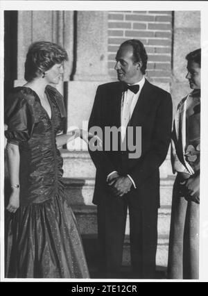 04/20/1987. Les Princes de Galles, à Madrid. Dans l'image sa Majesté le Roi avec la Princesse Diana au Palais Zarzuela où ils ont assisté au dîner privé avec lequel leurs Majestés les Rois ont présenté les Princes de Galles. Crédit : Album / Archivo ABC / Jaime Pato Banque D'Images