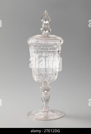 Verre à vin avec couvercle avec le huis Rupelmonde à Loenen aan de Vecht, Anonyme, c. 1700 - c. 1720 coupe facette, pied plat. Coupe facette, tronc en forme de balustre avec un nœud et cinq disques. Le calice conique, tranché en facettes verticales, a un fond arrondi. Le couvercle voûté coupé facette a une couronne facettée, composée d'un bouton, de quatre disques et d'un pic. Sur le Kelk huis Rupelmonde à Loenen aan de Vecht, avec la rivière au premier plan avec deux bateaux, cygnes et autres oiseaux. Le long de la rive une promenade couverte avec une jetée, sur fond d'arbres. La promenade couverte mène à une tonnelle. U Banque D'Images