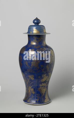 Bocal couvert de balustre avec de la poudre bleue et des plantes à fleurs et des animaux dans la décoration de panneau, anonyme, c. 1700 - c. 1724 bocal de couvercle en forme de balus avec long col étalé, peint en bleu glacé sous-jacent et sur l'or glacé. Le pot est recouvert de poudré bleu (bleu poudre) et décoré de trois rangées de compartiments : la rangée du bas a une plante ou un arbre à fleurs différent dans chaque section avec un rocher avec des insectes; la deuxième rangée est également avec quatre plantes à fleurs différentes (Lotus, chrysanthème, prunus, pivoine) avec des oiseaux et/ou des papillons. Autour du cou quatre compartiments avec flow différent Banque D'Images