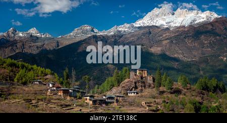 Drukgyel Dzong - un ancien monastère bouddhiste dans le haut Himalaya, près de Paro dans le Royaume du Bhoutan. Banque D'Images