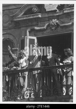 04/22/1987. Les Princes de Galles lors de leur visite à Salamanque. Dans l'image, agitant depuis le balcon de la mairie. Crédit : Album / Archivo ABC Banque D'Images