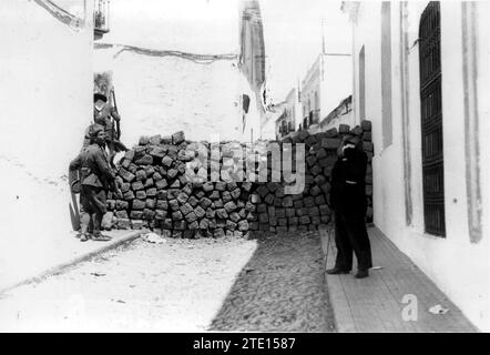 Cazalla de la Sierra (Séville), 1937 (CA.). Guerre civile espagnole. Tranchée dans une rue de Cazalla de la Sierra. Crédit : Album / Archivo ABC / Serrano Banque D'Images