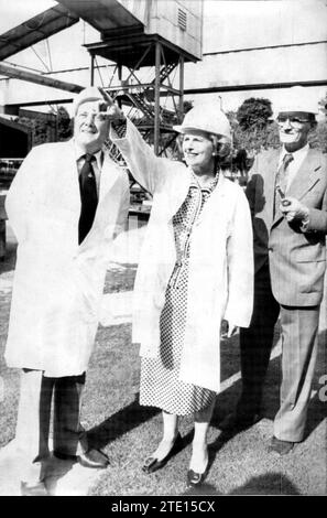 08/20/1978. Le chef de l'opposition conservatrice britannique, Margaret Thatcher, en visite à la cimenterie Blue Circle, à Northfleet (Kent, Angleterre). Crédit : Album / Archivo ABC Banque D'Images