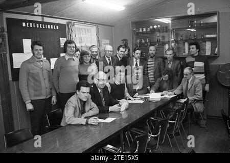 Groupe d'hommes à l'armoire à trophées dans le clubhouse, Whizgle News from the Past, adapté pour l'avenir. Explorez les récits historiques, l'image de l'agence néerlandaise avec une perspective moderne, comblant le fossé entre les événements d'hier et les perspectives de demain. Un voyage intemporel façonnant les histoires qui façonnent notre avenir. Banque D'Images