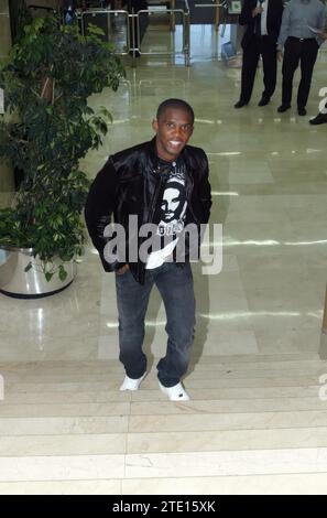 11/06/2005. Madrid 7-11-05 FCBarcelone avant Samuel EToo visite la rédaction ABC.. Photo:Ángel de Antonio... Archdc. Crédit : Album / Archivo ABC / Ángel de Antonio Banque D'Images