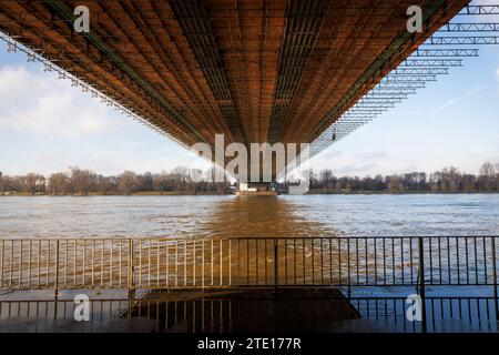 Le pont de Muelheim au-dessus du Rhin, échafaudé pour travaux de rénovation, Cologne, Allemagne, die wegen Renovierungsarbeiten eingeruestete Muelheimer Bruecke Banque D'Images