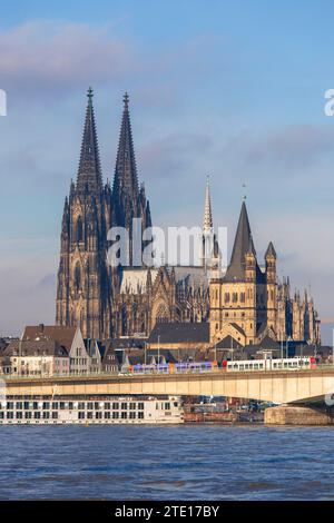 La cathédrale, l'église Gross St. Martin, le pont Deutzer sur le Rhin, Cologne, Allemagne. Der Dom, Kirche Gross St. Martin, die Deutzer Bruec Banque D'Images