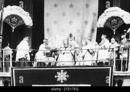 Cité du Vatican, 11/04/1958. Du couronnement de SS Jean XXIII, dans la cérémonie tenue sur le balcon de bénédiction de Saint Basilique Pierre. Le nouveau Pape donne ses bénédictions. Crédit : Album / Archivo ABC Banque D'Images