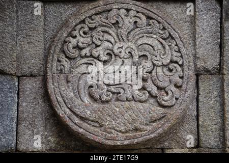 médaillon dans le temple de penataran avec des reliefs d'animaux. Banque D'Images