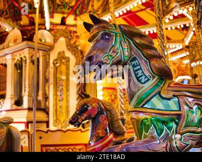 York, Royaume-Uni - 23 2023 novembre : gros plan d'un cheval lors d'un manège traditionnel organisé par G Warrington & Sons sur les marchés de Noël de York Banque D'Images