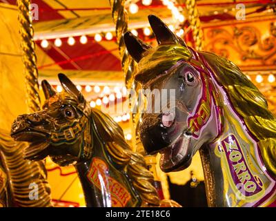 York, Royaume-Uni - 23 2023 novembre : gros plan d'un cheval lors d'un manège traditionnel organisé par G Warrington & Sons sur les marchés de Noël de York Banque D'Images