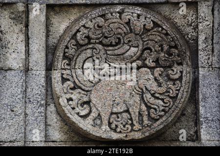 médaillon dans le temple de penataran avec des reliefs d'animaux. Banque D'Images