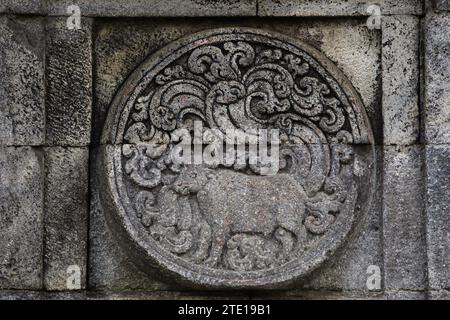 médaillon dans le temple de penataran avec des reliefs d'animaux. Banque D'Images