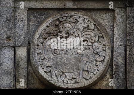 médaillon dans le temple de penataran avec des reliefs d'animaux. Banque D'Images