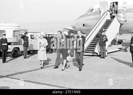 La princesse BEATRIX et le prince CLAUS sont accueillis par la reine JULIANA et le prince BERNHARD à leur retour de leur lune de miel., Schiphol, 29-04-1966, Whizgle News from the Past, taillé pour l'avenir. Explorez les récits historiques, l'image de l'agence néerlandaise avec une perspective moderne, comblant le fossé entre les événements d'hier et les perspectives de demain. Un voyage intemporel façonnant les histoires qui façonnent notre avenir. Banque D'Images