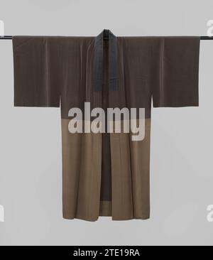 Hommes Nagajuban avec des musiciens, 1920 - 1940 Onderkimono (Nagajuban) pour un homme avec une décoration sur la moitié supérieure du dos de trois musiciens: un jeune homme assis sur une boîte de laque dans un kimono avec des motifs d'érable et un tambour à main, une femme assise dans un kimono avec des motifs de feuilles de bananier et un jeune homme dans un kimono avec des carrés en forme d'accolade, tous deux avec un luth à trois vitres (shamisen). Sur le sol, une feuille avec des ustensiles à fumer et un écran pliant avec un paysage en arrière-plan. Probablement une référence à une maison de divertissement, où l'invité (avec des ustensiles de fumée) est diverti avec de la musique. Nostalg Banque D'Images