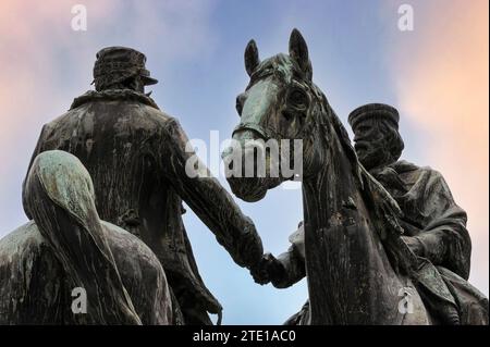 Réunion du 26 octobre 1860 qui scellait l'unification de l'Italie. Le général républicain et nationaliste Giuseppe Garibaldi (1807-1882) (à droite), et le roi Vittorio Emanuele II (1820-1878), tous deux à cheval, serrent la main sur un pont à Teano en Campanie, en Italie. Statue monumentale en bronze de la « rencontre à Teano », créée en 1906 par le sculpteur Oreste Calzolari (1852-1920) et aujourd’hui debout sur la Piazza Mino da Fiesole, la place principale de Fiesole, une ville au-dessus de Florence, Toscane, Italie. Banque D'Images