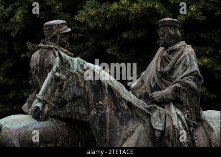 Le nationaliste et combattant italien Giuseppe Garibaldi (1807-1882) (à droite), et le roi Vittorio Emanuele II (1820-1878), tous deux à cheval, se serrent la main lors d'une réunion le 26 octobre 1860 qui scella l'unification de l'Italie. La rencontre, sur un pont à Teano en Campanie, en Italie, est connue sous le nom de « rencontre à Teano ». Statue monumentale en bronze , créée en 1906 par le sculpteur Oreste Calzolari (1852-1920) et maintenant debout sur la Piazza Mino da Fiesole, la place principale de Fiesole, une ville au-dessus de Florence, Toscane, Italie. Banque D'Images