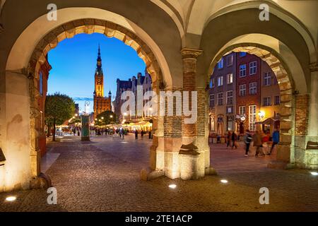 Ville de Gdansk en Pologne, vieille ville dans la soirée, vue à travers les arches de Green Gate à long Market Street. Banque D'Images