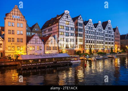 Granary Island dans la ville de Gdansk la nuit en Pologne. Bord de mer de la rivière Motlawa avec discothèque et restaurant City of Angels et Delmonico Steakhouse. Banque D'Images