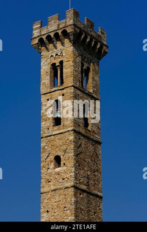 campanile roman haut et mince, construit en 1213, de la cathédrale de Fiesole (Duomo di Fiesole ou Cattedrale di San Romolo), à Fiesole, une ville au-dessus de Florence, Toscane, Italie. Les remparts ont été ajoutés dans les années 1800 Banque D'Images