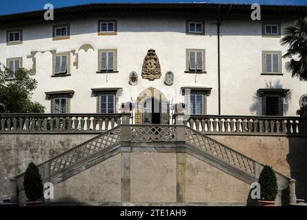 Façade du palais épiscopal ou palais épiscopal (Palazzo Vescovile) sur la Piazza Mino da Fiesole, la place principale de Fiesole, une ville au-dessus de Florence, Toscane, Italie. Le palais a été construit au début des années 1000 et a subi plusieurs changements. La façade vue sur cette image date de 1500 et le double escalier a été ajouté dans les années 1800 Banque D'Images