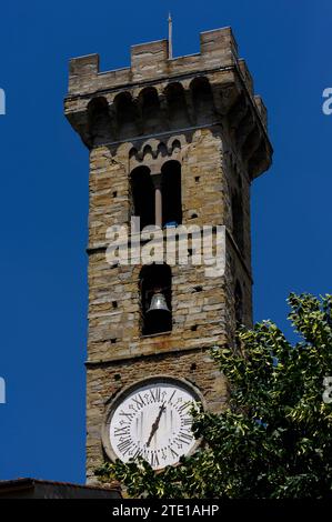 Horloge à une main sur campanile roman, construit en 1213, de la cathédrale de Fiesole (Duomo di Fiesole ou Cattedrale di San Romolo), à Fiesole, une ville au-dessus de Florence, Toscane, Italie. Les remparts ont été ajoutés dans les années 1800 Banque D'Images
