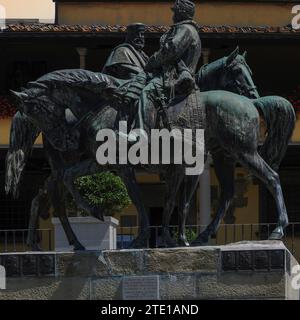 Le général républicain et nationaliste Giuseppe Garibaldi (1807-1882) (à gauche), et le roi Vittorio Emanuele II (1820-1878), tous deux à cheval, se serrent la main. Statue monumentale en bronze créée en 1906 par le sculpteur Oreste Calzolari (1852-1920) et maintenant debout sur la Piazza Mino da Fiesole, la place principale de Fiesole, une ville au-dessus de Florence, Toscane, Italie. La statue représente une réunion du 26 octobre 1860 qui a scellé l'unification de l'Italie. La réunion a eu lieu sur un pont à Teano en Campanie, Italie et est connue sous le nom de « rencontre à Teano ». Banque D'Images