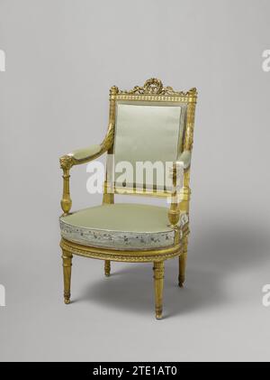 Paire de fauteuils, Georges Jacob, c. 1787 fauteuil, doré et couvert. Les jambes coniques sont constituées de flèches groupées par des anneaux. Bords décoratifs sur les appuis et sur trois côtés de la fenêtre d'assise. Les étoiles d'accoudoir en forme de vase numérisées reposent sur les maisons, qui sont visibles d'un côté. Les accoudoirs marchent avec la feuille d'Acanthus dans la fenêtre arrière ; aux extrémités un Hondekop, entre autres choses. Les arrière-styles numérisés sont décorés. Le seuil supérieur montre entre les parties supérieures d'une construction flamb avec flamme, une arche ajourée, couronne et ruban. BK-16656-B/C. Acajou de Paris (bois). dorure (matériau). te Banque D'Images