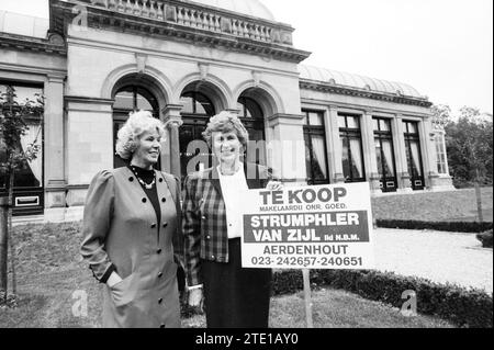 Mme Van Zijl et Strumpkler, agent immobilier de 20 ans, agents immobiliers, 26-10-1989, Whizgle News from the Past, taillé pour l'avenir. Explorez les récits historiques, l'image de l'agence néerlandaise avec une perspective moderne, comblant le fossé entre les événements d'hier et les perspectives de demain. Un voyage intemporel façonnant les histoires qui façonnent notre avenir. Banque D'Images