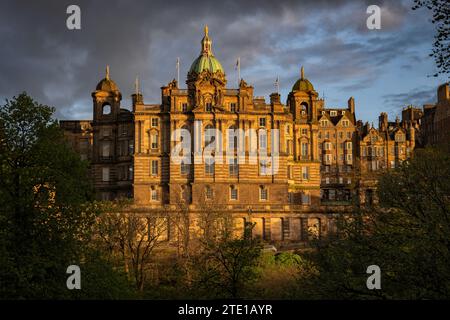 Le Musée sur le monticule au coucher du soleil dans la ville d'Édimbourg, Écosse, Royaume-Uni. Siège social de la Banque historique d'Écosse, bâtiment de style baroque du 19e siècle. Banque D'Images