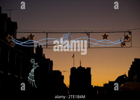 Lumières de Noël dans High Street et la chapelle Westgate au coucher du soleil, Warwick, Warwickshire, Angleterre, Royaume-Uni Banque D'Images