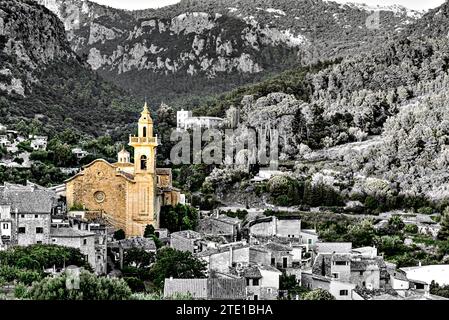 Belles vues sur la célèbre et pittoresque ville de Valldemosa Mallorca Îles Baléares Espagne. Effet noir et blanc sélectif Banque D'Images