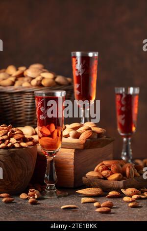 Liqueur italienne Amaretto aux amandes noix sur fond brun. Banque D'Images