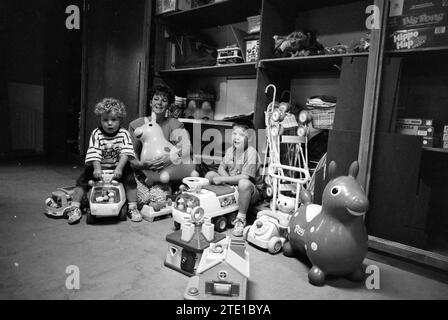 Speel-o-theek Kindervreugd, Hillegom, 22-06-1990, Whizgle nouvelles du passé, adaptées à l'avenir. Explorez les récits historiques, l'image de l'agence néerlandaise avec une perspective moderne, comblant le fossé entre les événements d'hier et les perspectives de demain. Un voyage intemporel façonnant les histoires qui façonnent notre avenir. Banque D'Images