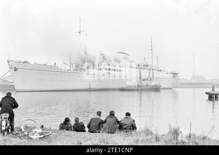 Arosa Sun, péniche], IJmuiden, film1,2,3, feux, pompiers, 09-04-1963, Whizgle nouvelles du passé, adaptées à l'avenir. Explorez les récits historiques, l'image de l'agence néerlandaise avec une perspective moderne, comblant le fossé entre les événements d'hier et les perspectives de demain. Un voyage intemporel façonnant les histoires qui façonnent notre avenir. Banque D'Images