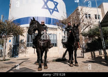 Jérusalem, Israël. 20 décembre 2023. Des policiers et des femmes patrouillent dans les rues de Jérusalem, en prêtant une attention particulière à la couture entre Jérusalem-est et Jérusalem-Ouest afin de tenter de réprimer les troubles. Crédit : NIR Alon/Alamy Live News Banque D'Images