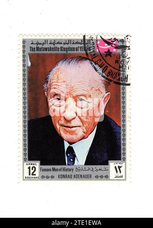 Timbre-poste vintage du Yémen représentant un portrait de Konrad Adenauer isolé sur fond blanc. Banque D'Images