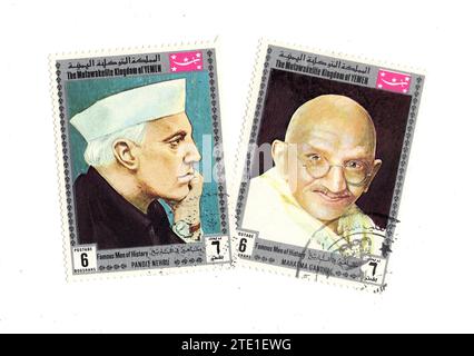 Timbres-poste vintage du Yémen représentant des portraits du Mahatma Gandhi et du Pandit Nehru isolés sur fond blanc. Banque D'Images