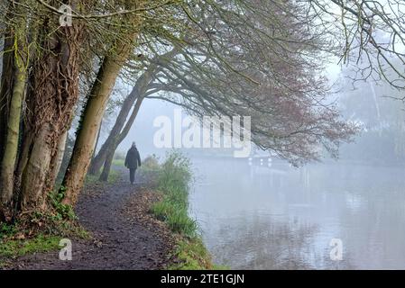 Le canal de navigation de la rivière Wey par une journée froide et brumeuse d'hiver Weybridge Surrey Angleterre Royaume-Uni Banque D'Images