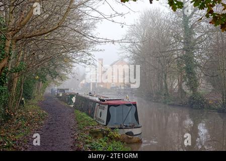 Le canal de navigation de la rivière Wey à l'écluse de la Tamise sur un jour d'hiver très brumeux et brumeux Weybridge Surrey Angleterre Royaume-Uni Banque D'Images