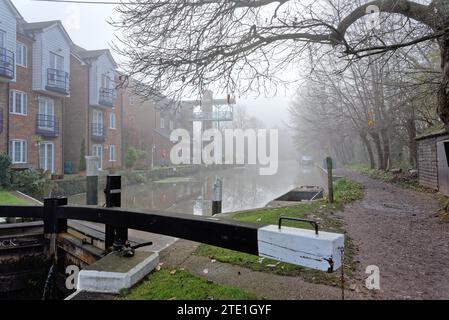 Le canal de navigation de la rivière Wey à l'écluse de la Tamise sur un jour d'hiver très brumeux et brumeux Weybridge Surrey Angleterre Royaume-Uni Banque D'Images