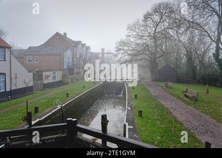 Le canal de navigation de la rivière Wey à l'écluse de la Tamise sur un jour d'hiver très brumeux et brumeux Weybridge Surrey Angleterre Royaume-Uni Banque D'Images