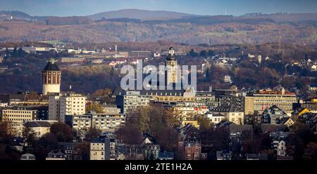 Vue aérienne, bâtiments résidentiels Skyline, vue du château Waterbölles eau et tour de la mairie, derrière la forêt d'automne avec des arbres caduques d'automne, Banque D'Images