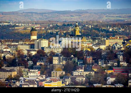 Vue aérienne, bâtiments résidentiels Skyline, vue du château Waterbölles eau et tour de la mairie, derrière la forêt d'automne avec des arbres caduques d'automne, Banque D'Images