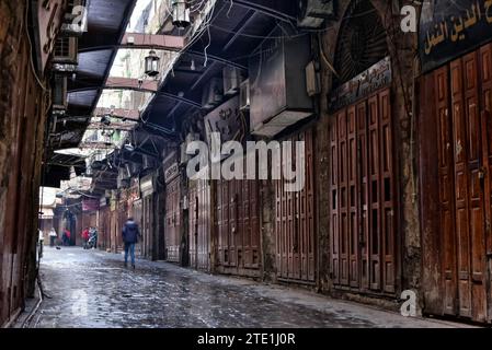 Souk Al-Harajb, Tripoli, Liban. Seuls quelques piétons dans ses ruelles à moitié couvertes après la fermeture des boutiques d’or et de bijoux pour la journée Banque D'Images
