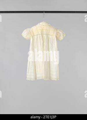 Robe pour enfants à manches courtes de lin blanc, décorée de bords de dentelle, brodée en montant et blanche et ouverte fleurs en vrac travaillées., Anonyme, 1900 - 1915 Robe pour enfants en lin blanc avec un siège intermédiaire du côté aiguille. Col rond et manches bouffantes. Ligne taille haute avec une jupe approuvée. Fermeture au milieu. Le cou, les manches et l'ourlet sont garnis de canette. Lin néerlandais (matériel). Dentelle à la canette / broderie Robe pour enfants en lin blanc avec un siège intermédiaire du côté de l'aiguille. Col rond et manches bouffantes. Ligne de taille haute avec un sk approuvé Banque D'Images